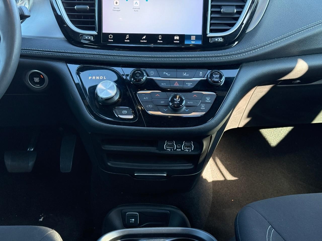 Chrysler Pacifica Vehicle Full-screen Gallery Image 15