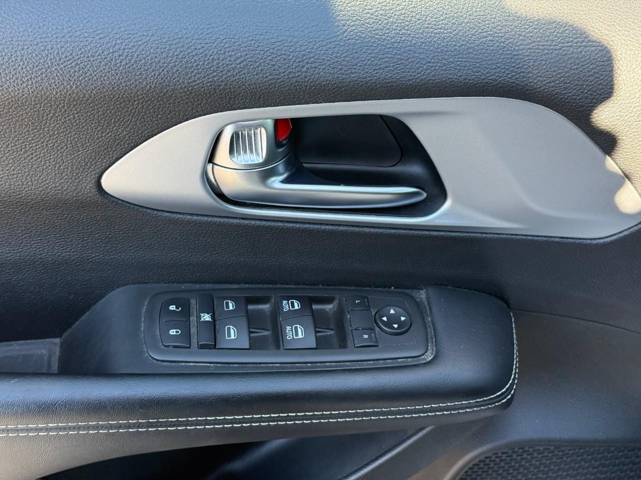 Chrysler Pacifica Vehicle Full-screen Gallery Image 16