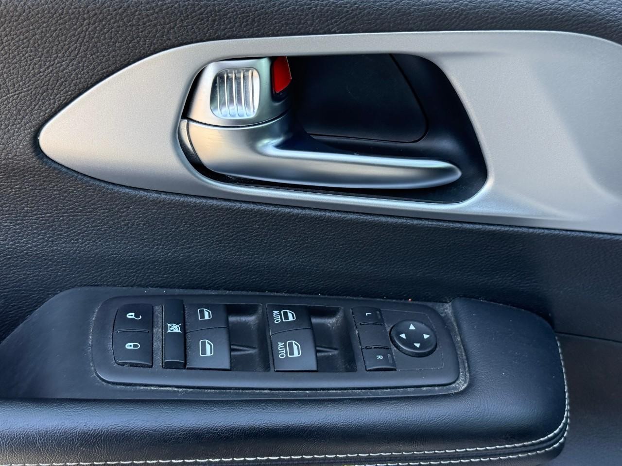 Chrysler Pacifica Vehicle Full-screen Gallery Image 17