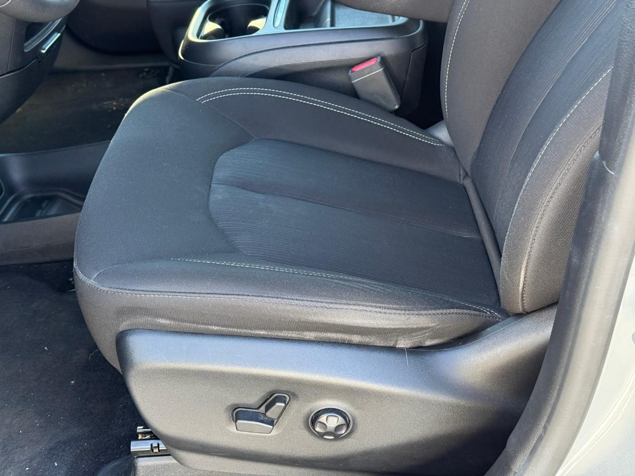 Chrysler Pacifica Vehicle Full-screen Gallery Image 18