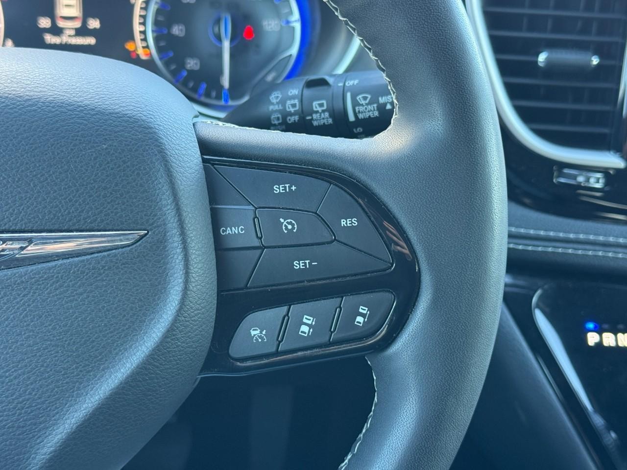 Chrysler Pacifica Vehicle Full-screen Gallery Image 21