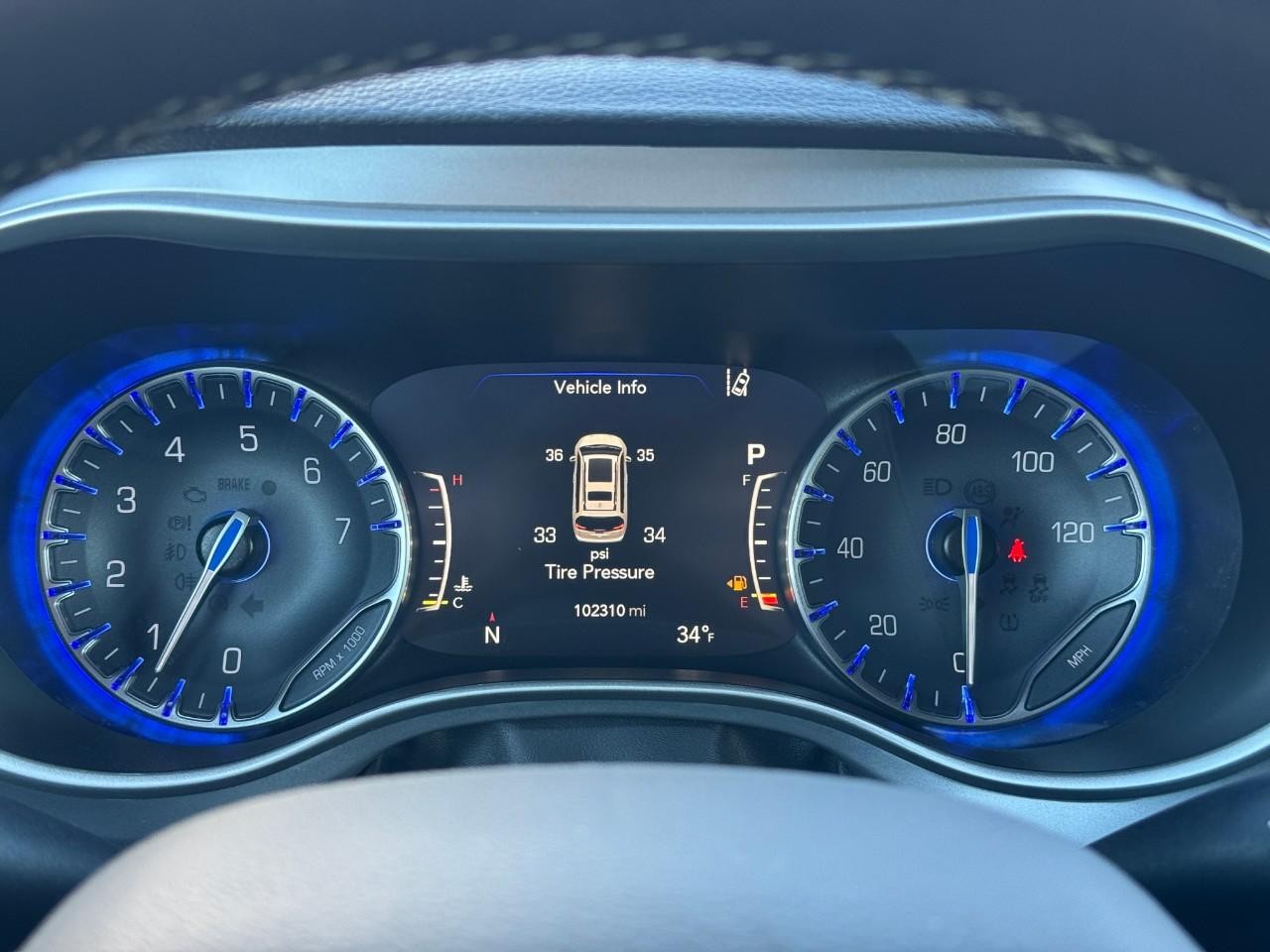 Chrysler Pacifica Vehicle Full-screen Gallery Image 22