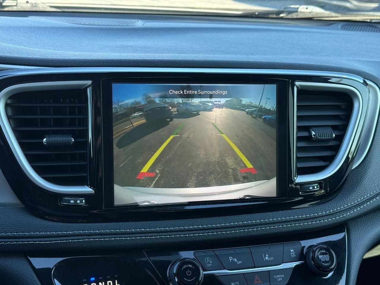 Chrysler Pacifica Vehicle Full-screen Gallery Image 23