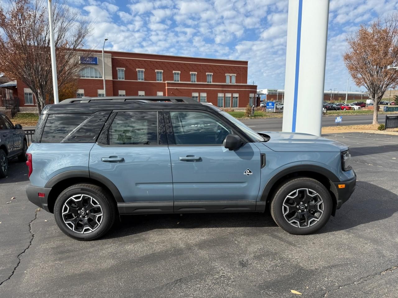 Ford Bronco Sport Vehicle Full-screen Gallery Image 02
