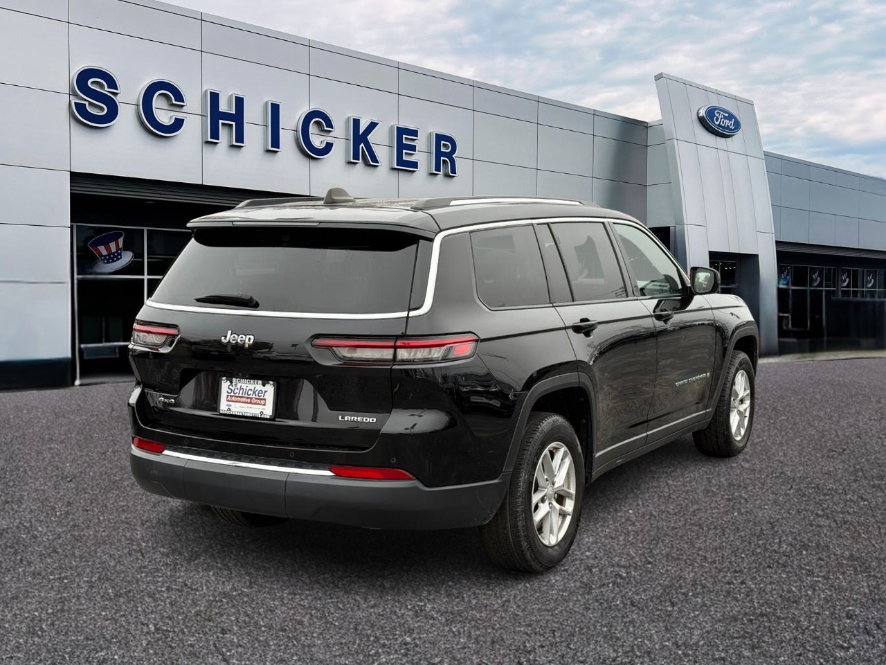 Jeep Grand Cherokee L Vehicle Full-screen Gallery Image 02