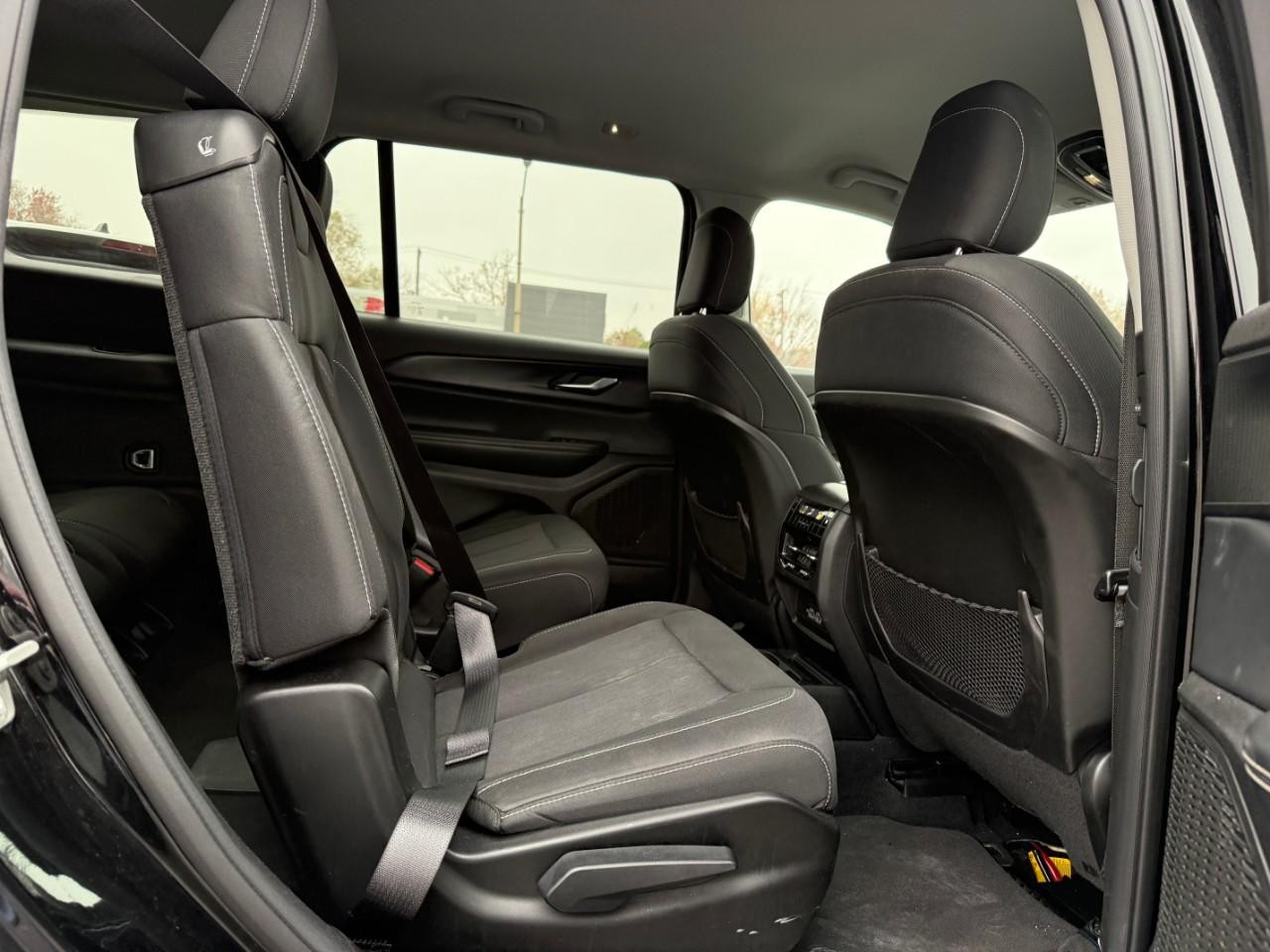 Jeep Grand Cherokee L Vehicle Full-screen Gallery Image 05