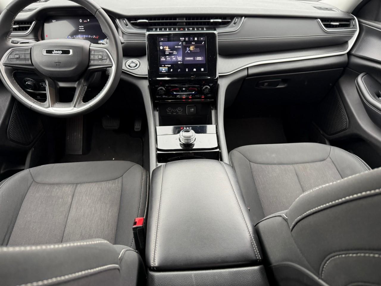 Jeep Grand Cherokee L Vehicle Full-screen Gallery Image 07