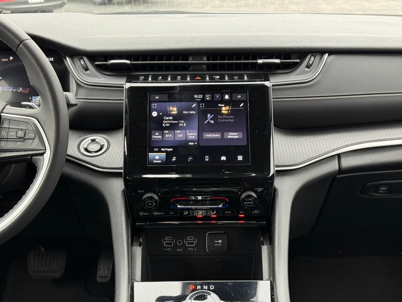 Jeep Grand Cherokee L Vehicle Full-screen Gallery Image 09