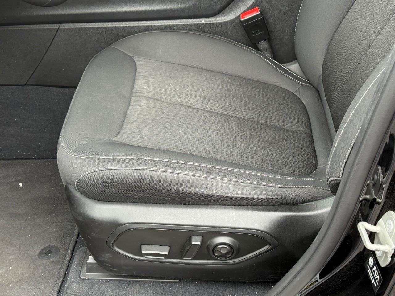 Jeep Grand Cherokee L Vehicle Full-screen Gallery Image 12