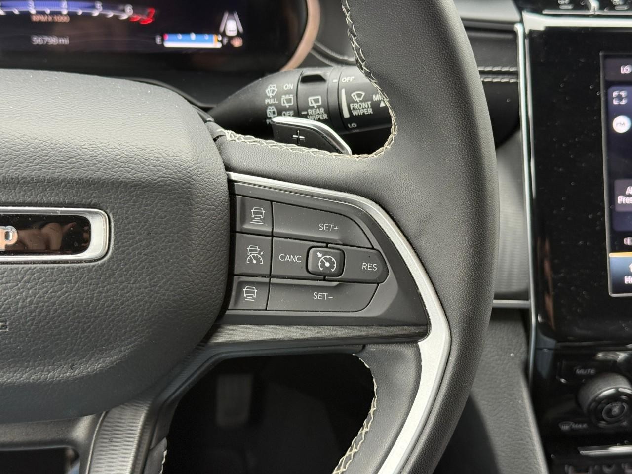 Jeep Grand Cherokee L Vehicle Full-screen Gallery Image 15