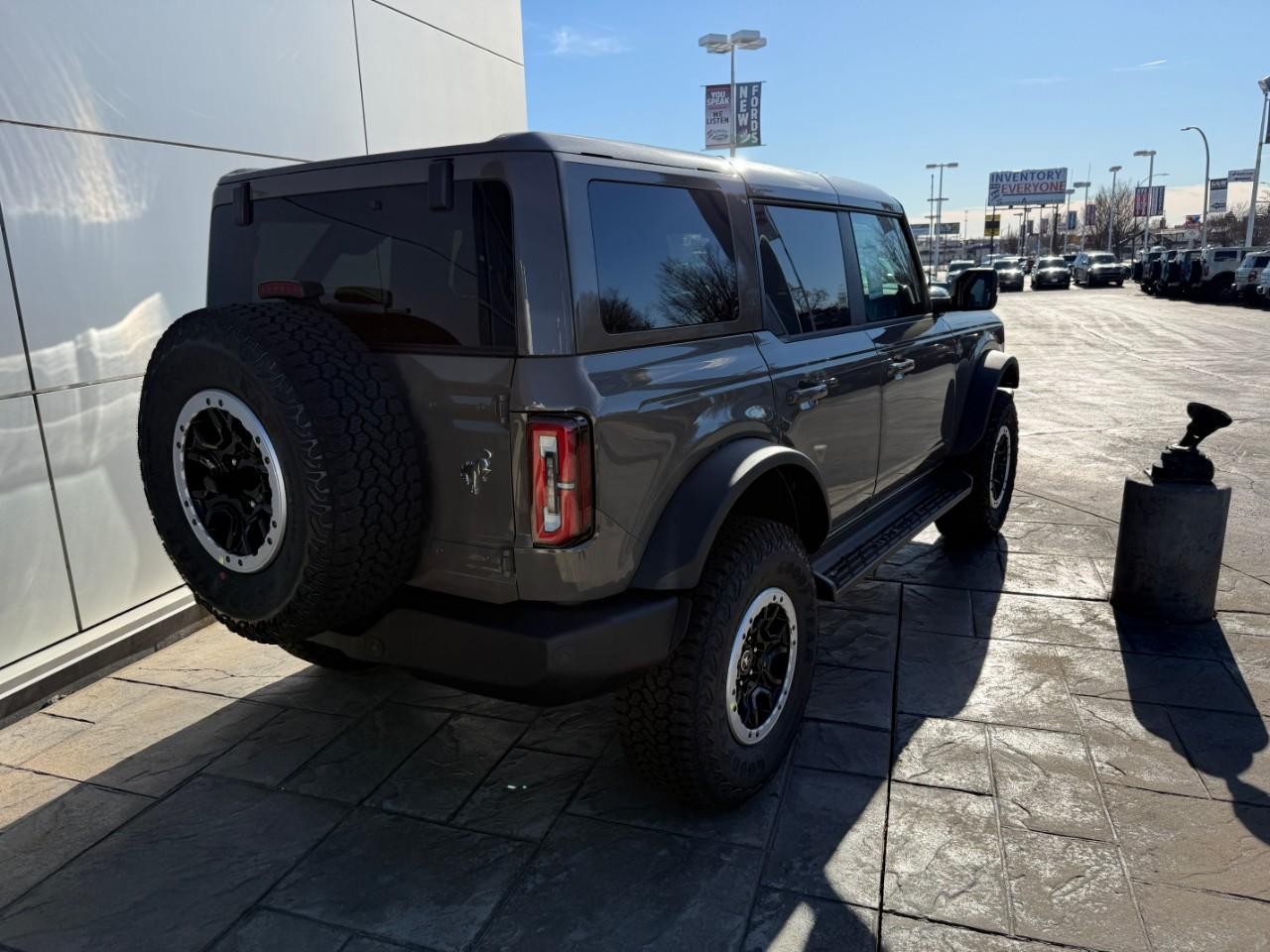 Ford Bronco Vehicle Full-screen Gallery Image 03