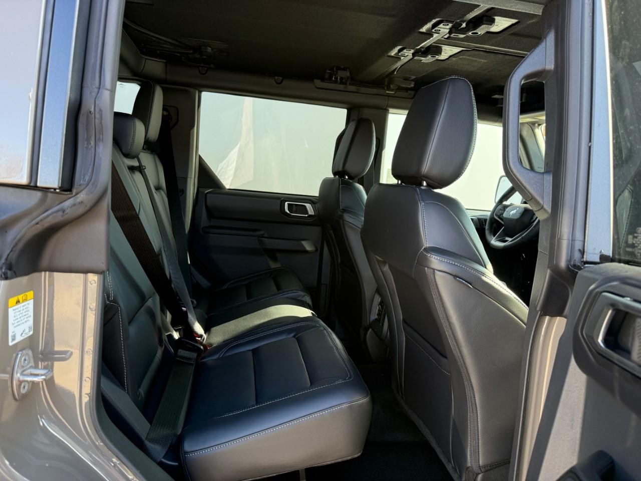 Ford Bronco Vehicle Full-screen Gallery Image 05