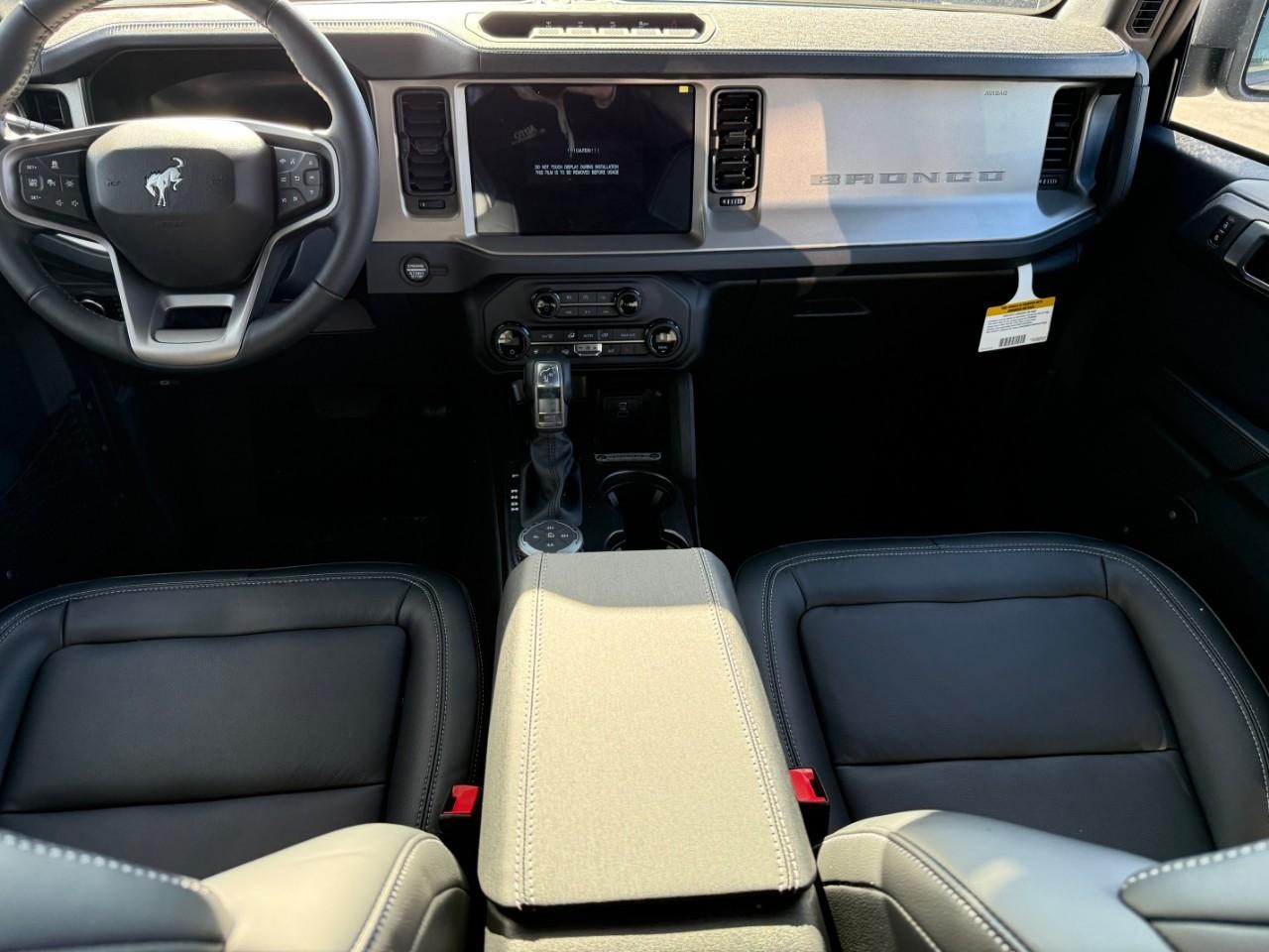 Ford Bronco Vehicle Full-screen Gallery Image 06