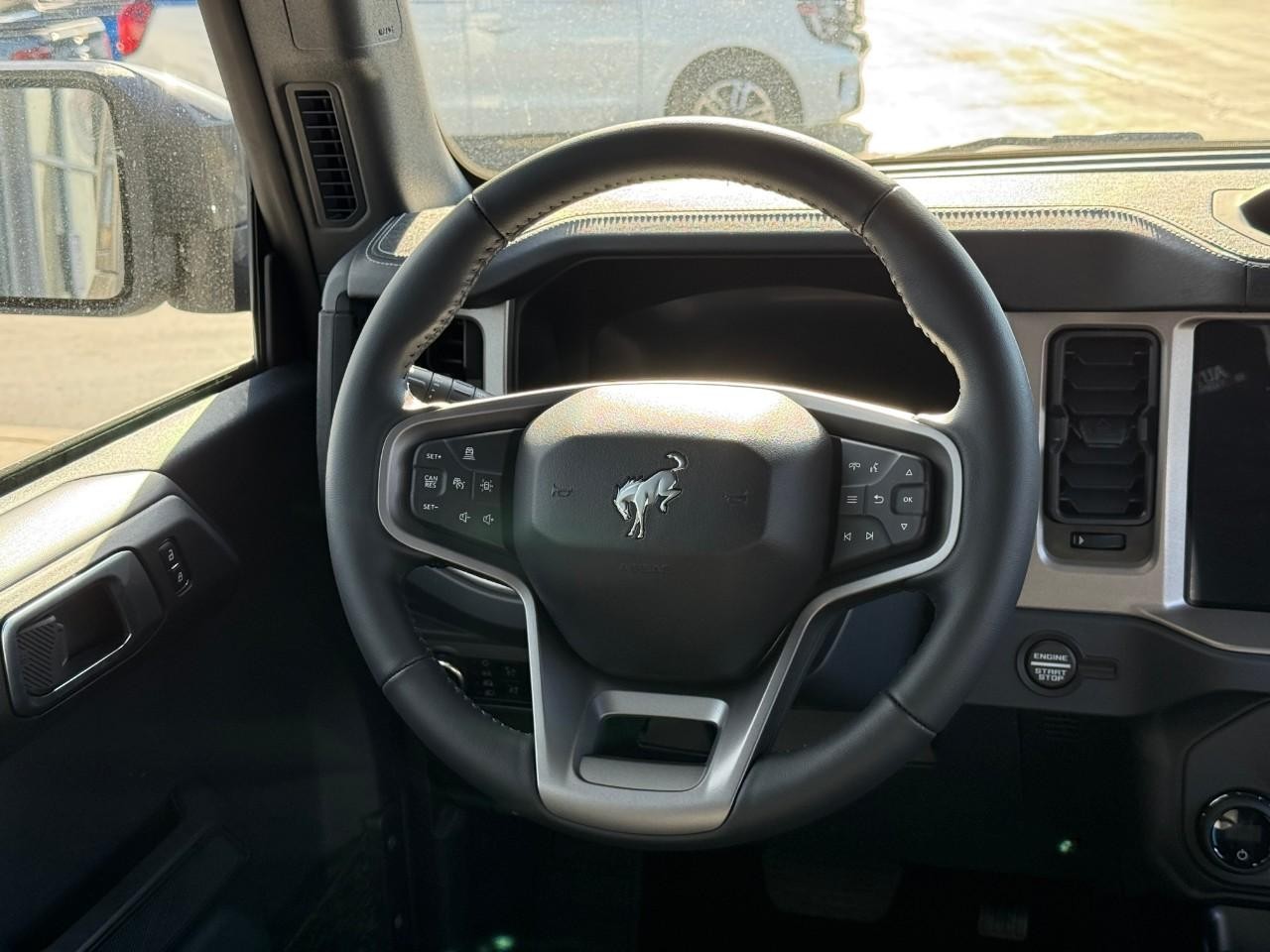 Ford Bronco Vehicle Full-screen Gallery Image 07