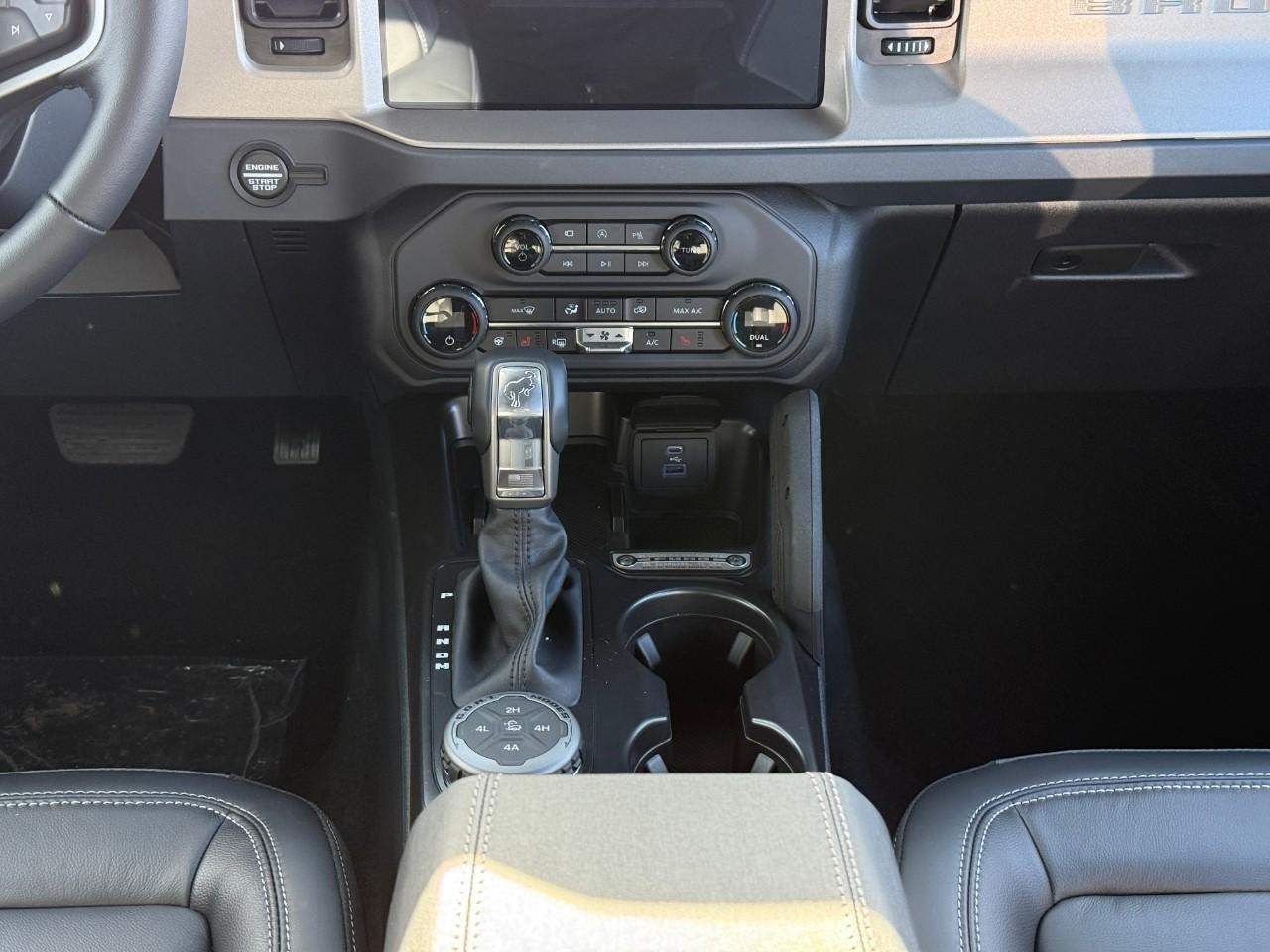 Ford Bronco Vehicle Full-screen Gallery Image 09