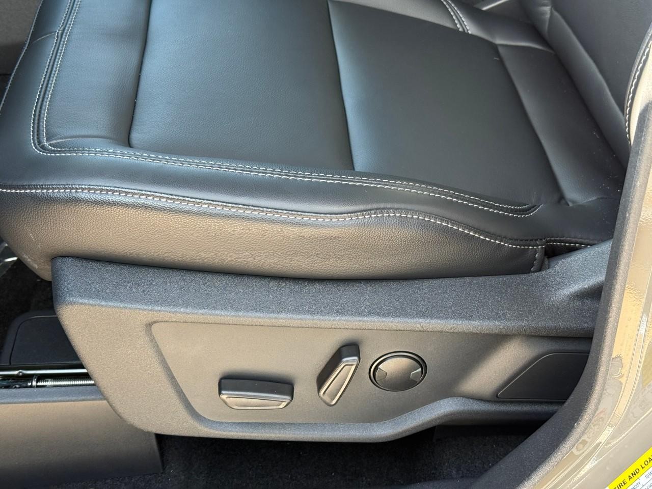 Ford Bronco Vehicle Full-screen Gallery Image 12