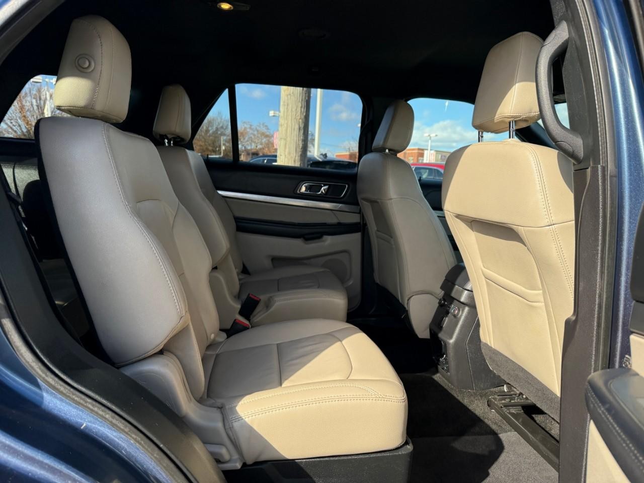 Ford Explorer Vehicle Full-screen Gallery Image 06