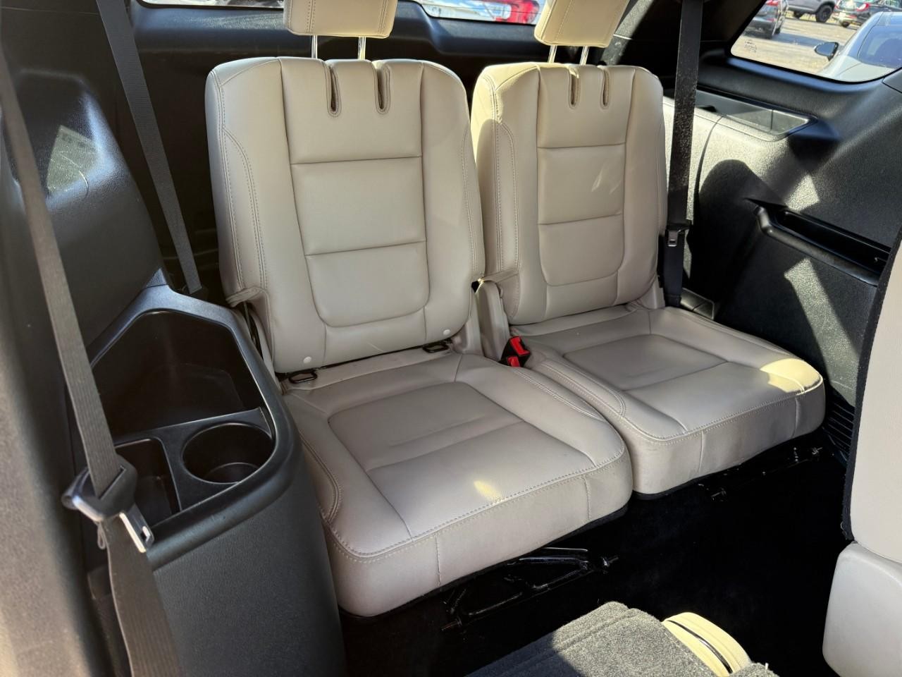 Ford Explorer Vehicle Full-screen Gallery Image 07