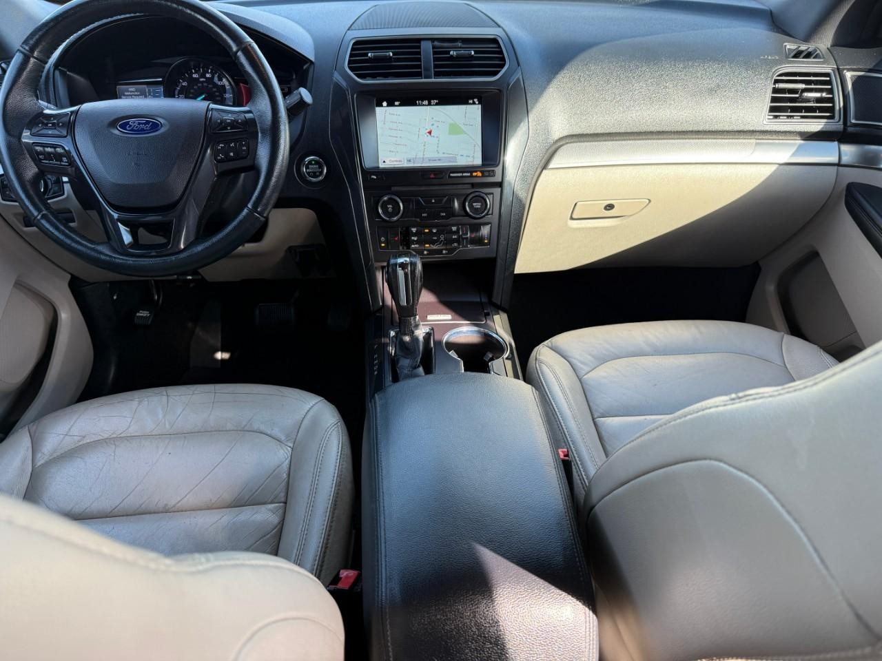 Ford Explorer Vehicle Full-screen Gallery Image 08