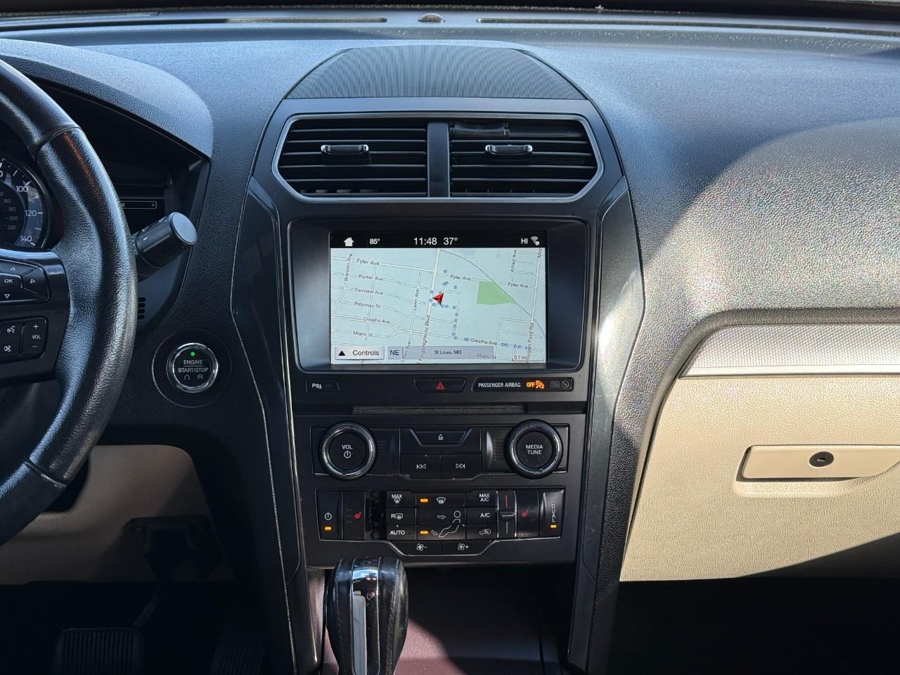 Ford Explorer Vehicle Full-screen Gallery Image 10