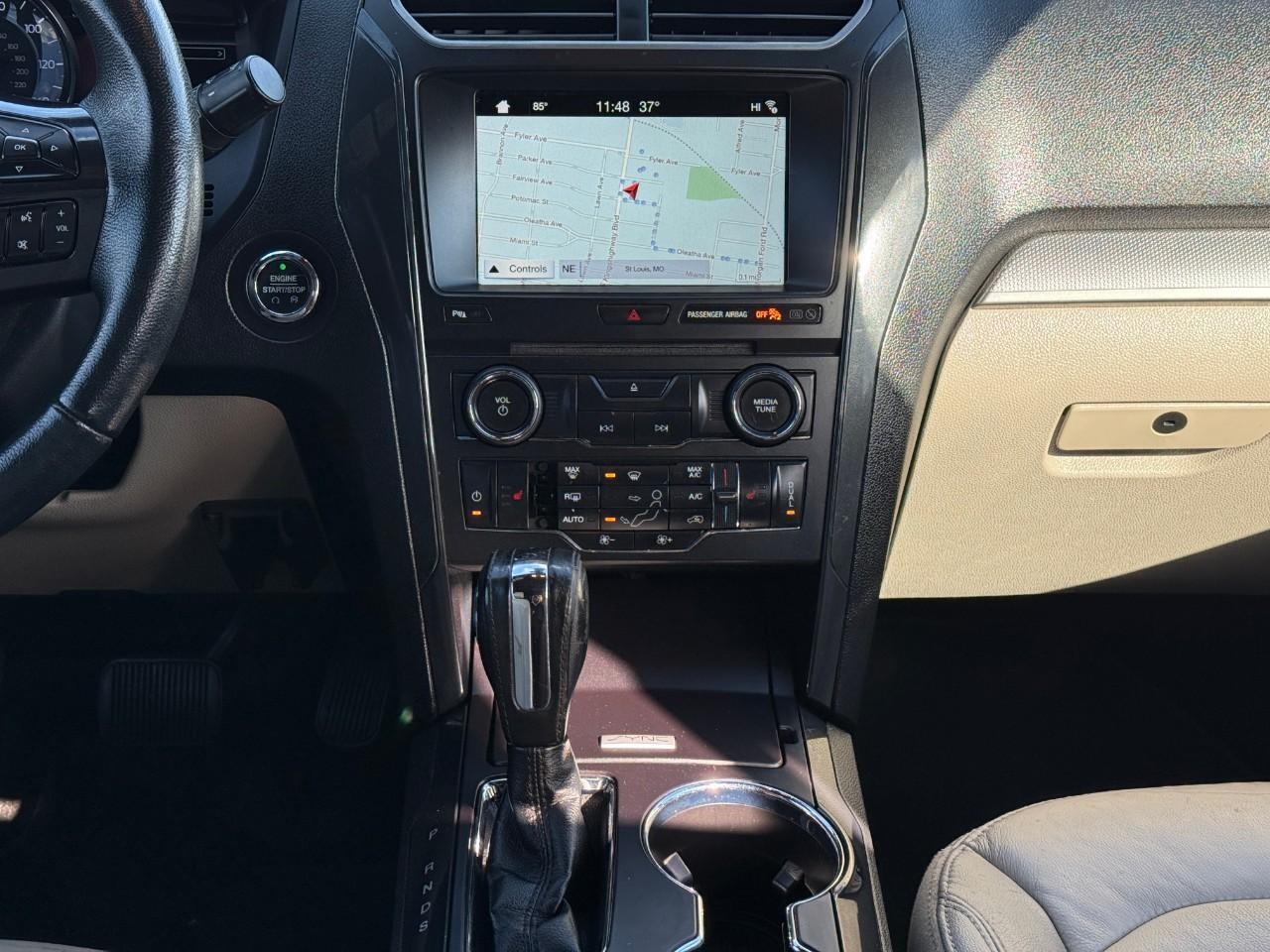 Ford Explorer Vehicle Full-screen Gallery Image 11