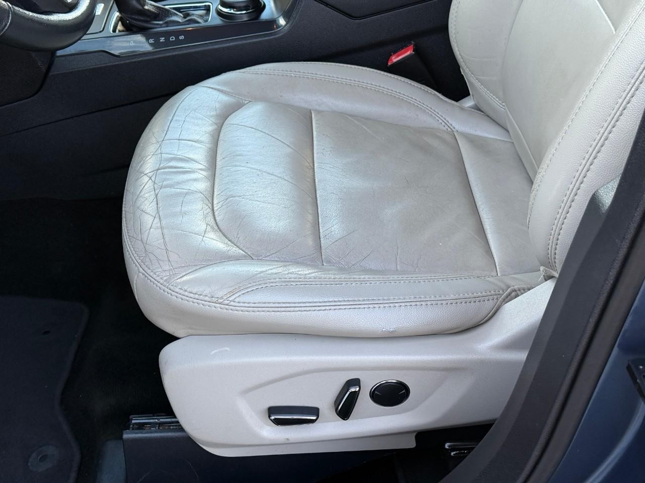 Ford Explorer Vehicle Full-screen Gallery Image 13