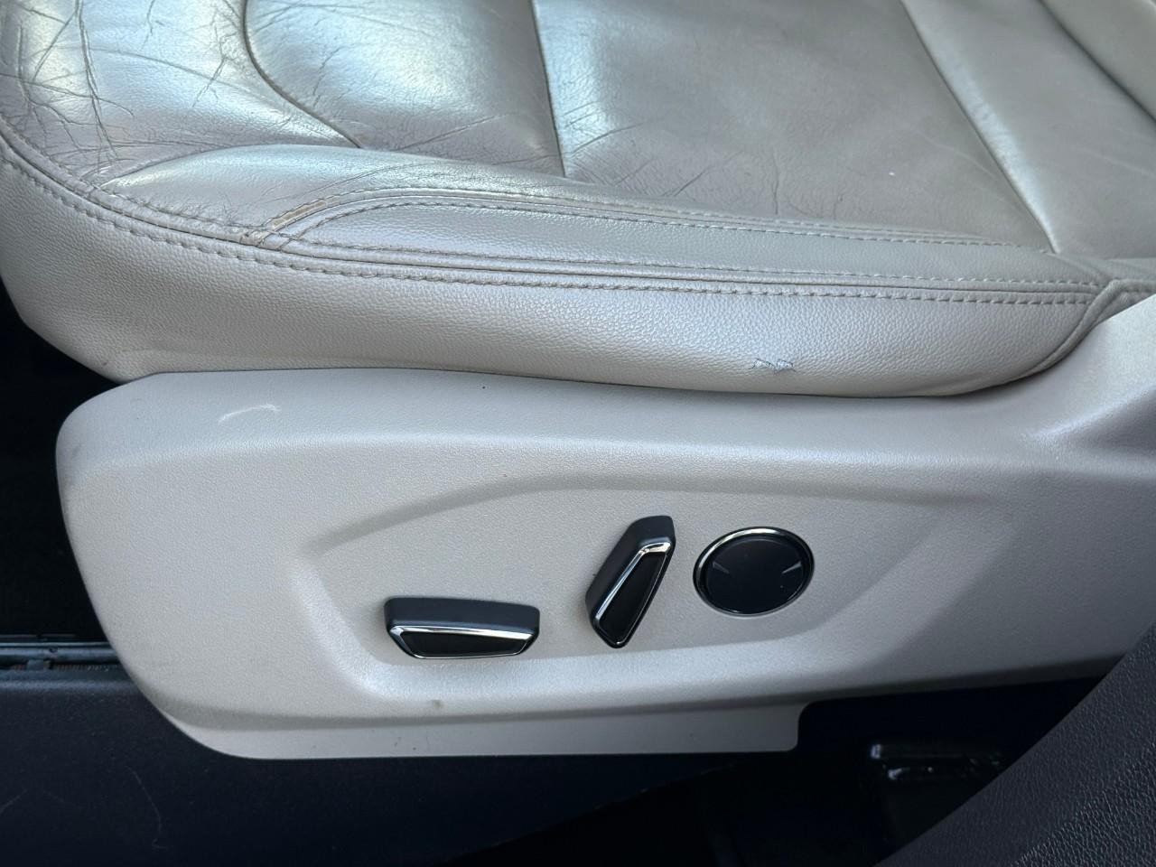 Ford Explorer Vehicle Full-screen Gallery Image 14