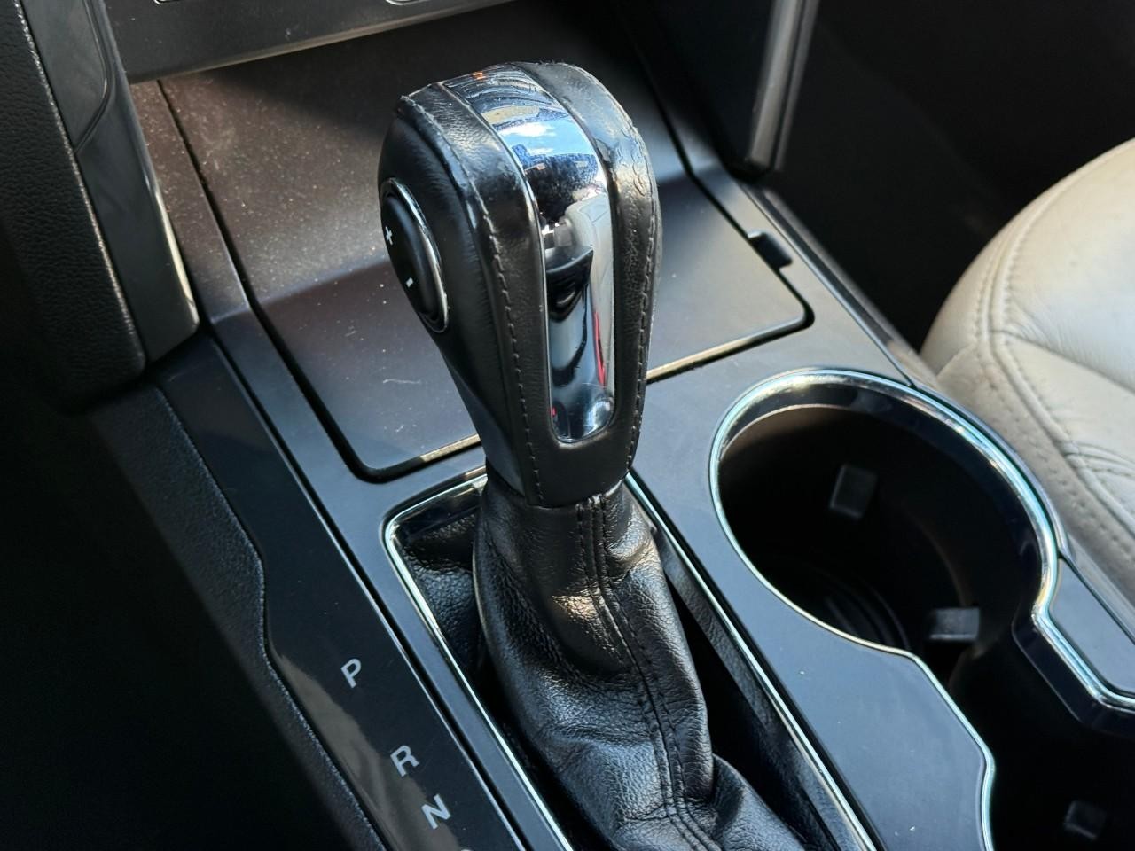 Ford Explorer Vehicle Full-screen Gallery Image 15