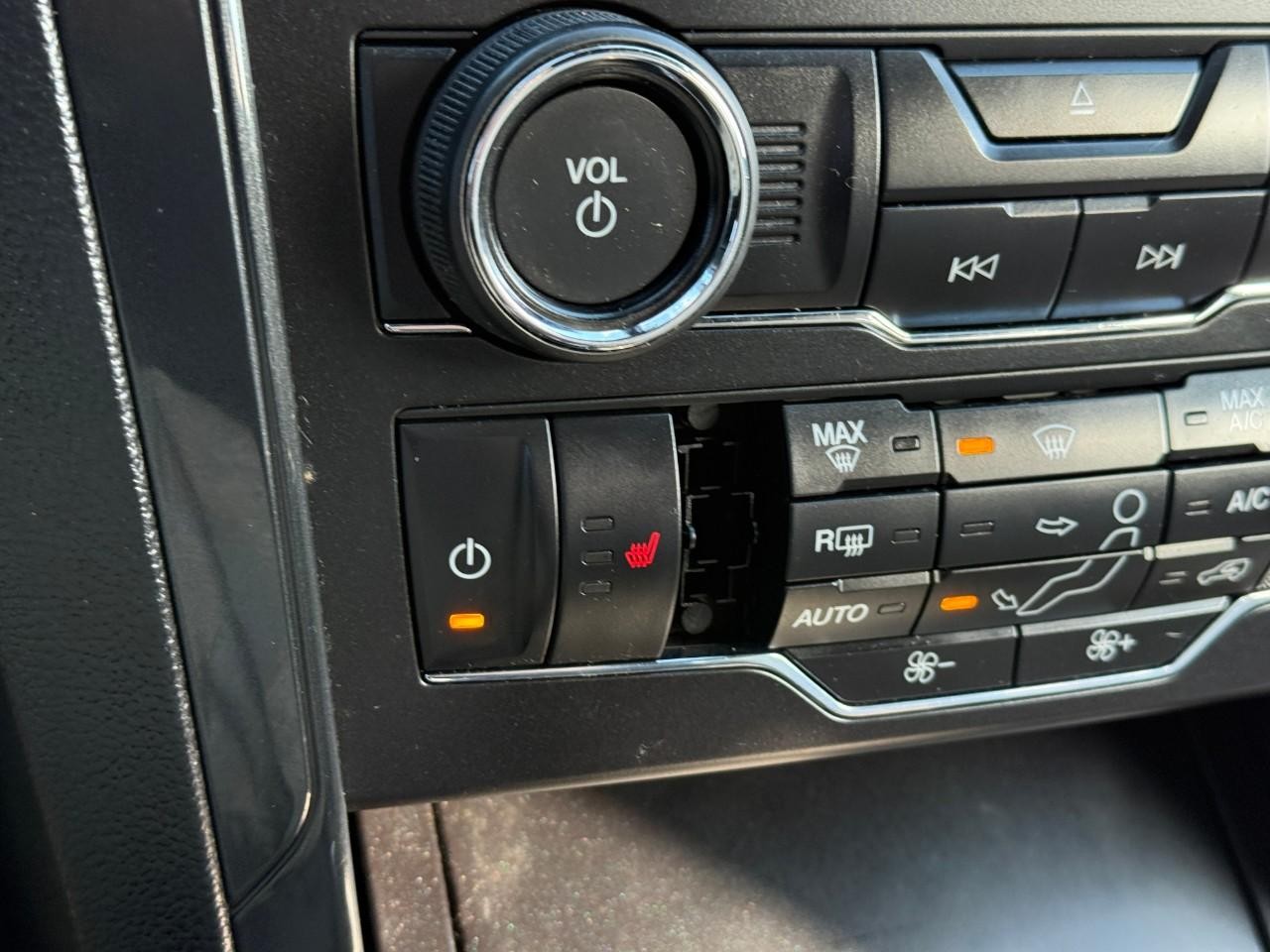 Ford Explorer Vehicle Full-screen Gallery Image 16