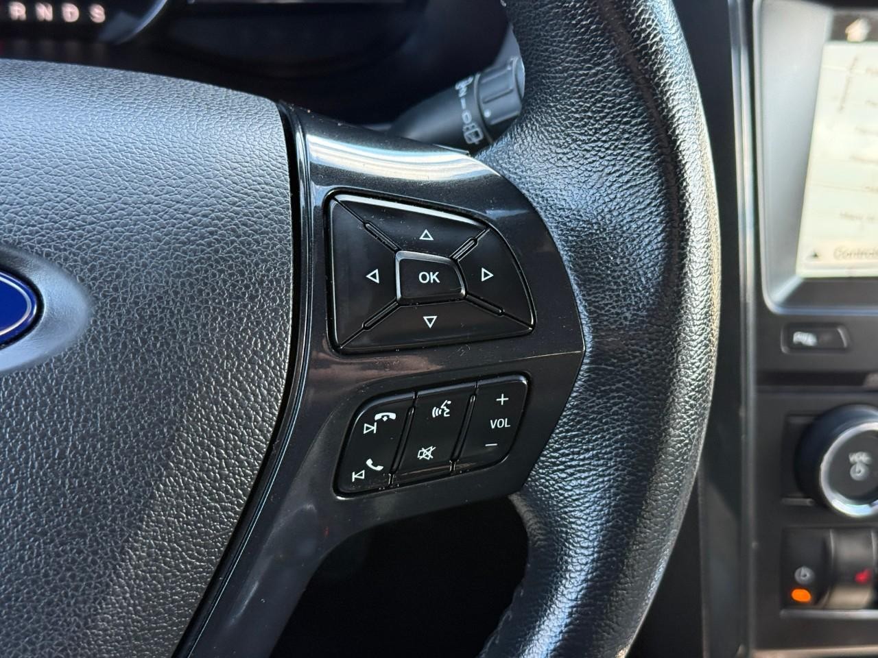 Ford Explorer Vehicle Full-screen Gallery Image 17