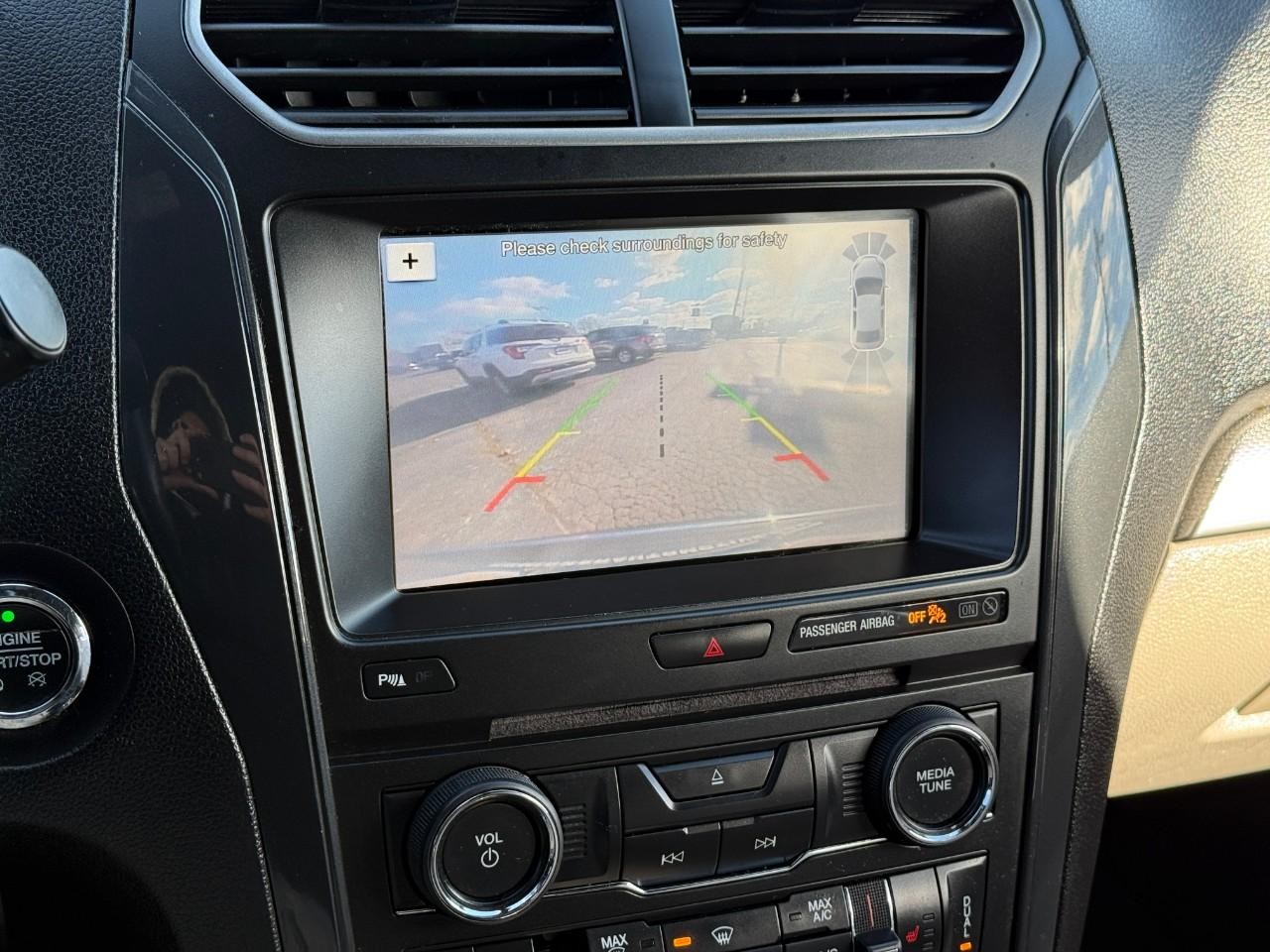 Ford Explorer Vehicle Full-screen Gallery Image 20