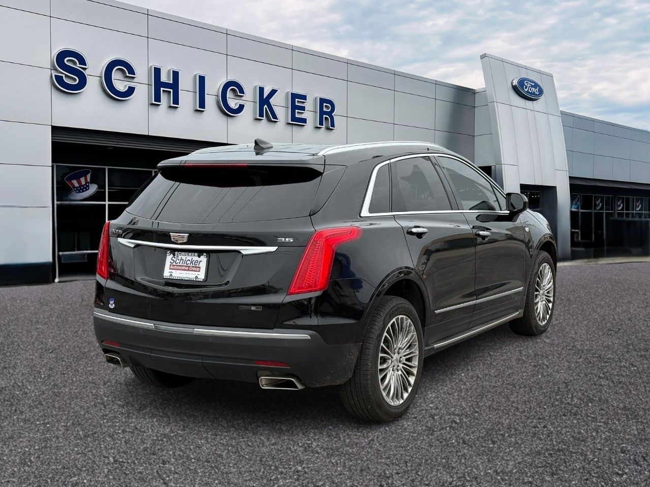 Cadillac XT5 Vehicle Full-screen Gallery Image 02