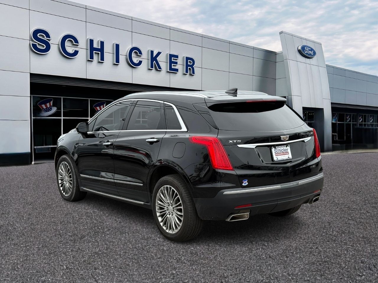 Cadillac XT5 Vehicle Full-screen Gallery Image 03