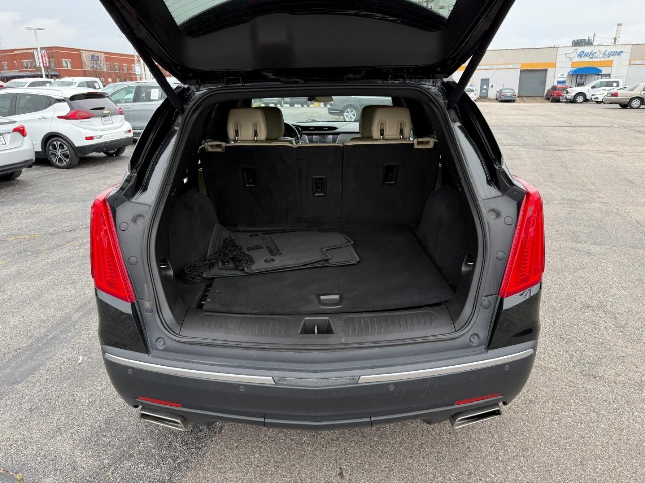 Cadillac XT5 Vehicle Full-screen Gallery Image 06