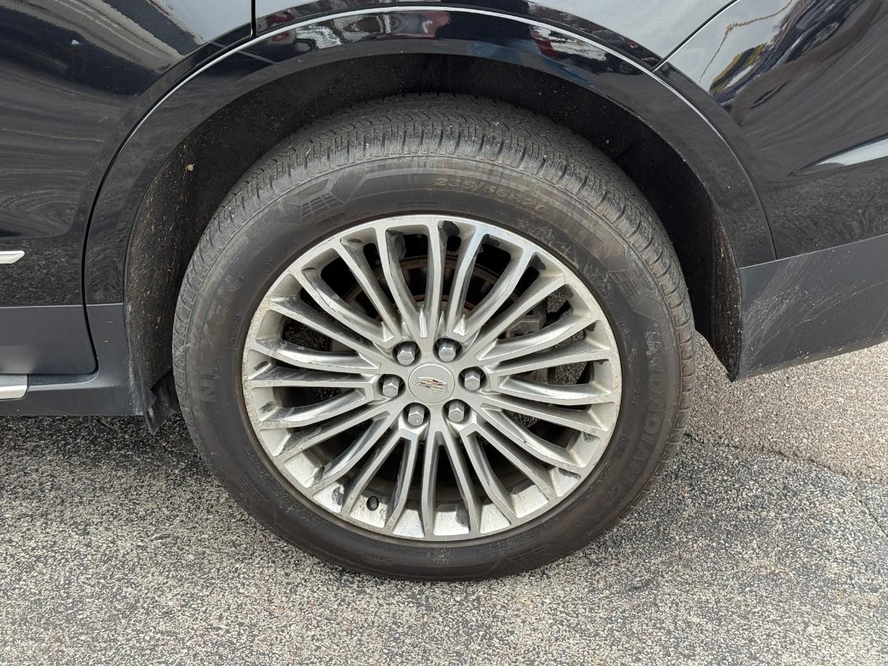 Cadillac XT5 Vehicle Full-screen Gallery Image 09