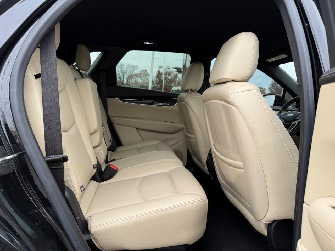 Cadillac XT5 Vehicle Full-screen Gallery Image 10