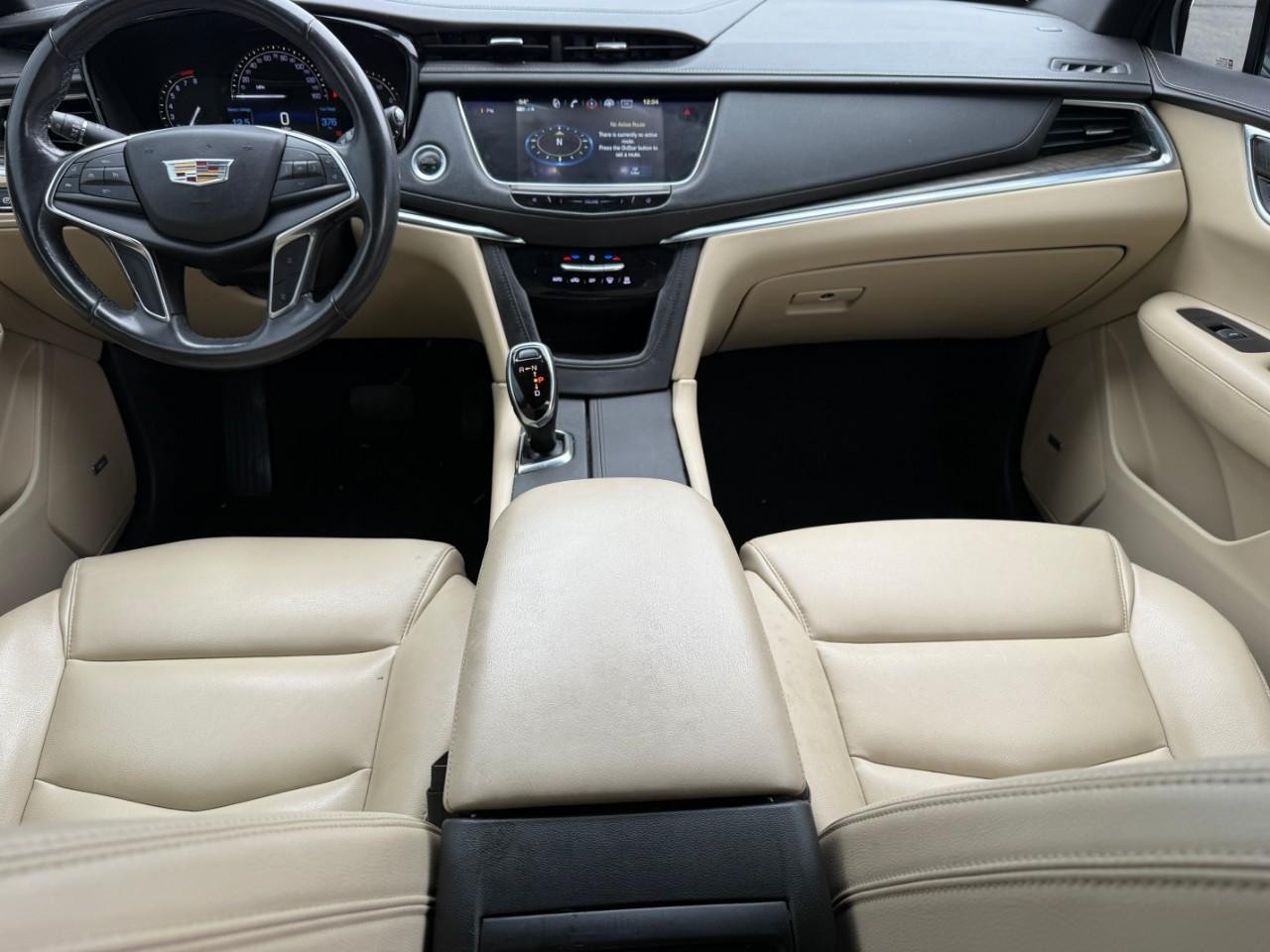 Cadillac XT5 Vehicle Full-screen Gallery Image 11