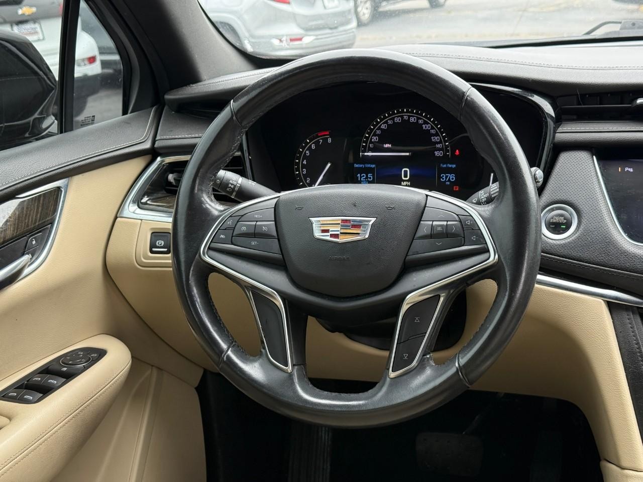 Cadillac XT5 Vehicle Full-screen Gallery Image 12