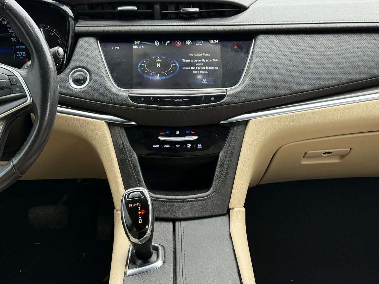 Cadillac XT5 Vehicle Full-screen Gallery Image 14