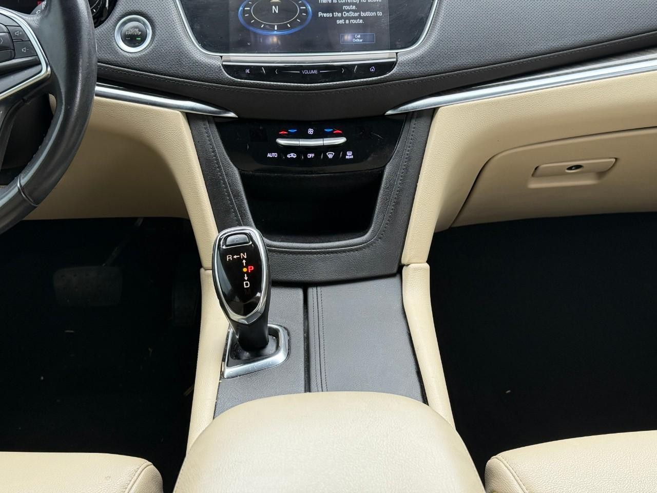 Cadillac XT5 Vehicle Full-screen Gallery Image 15