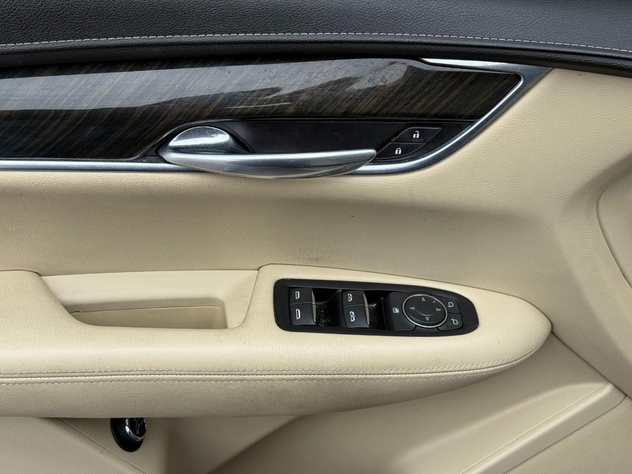 Cadillac XT5 Vehicle Full-screen Gallery Image 16