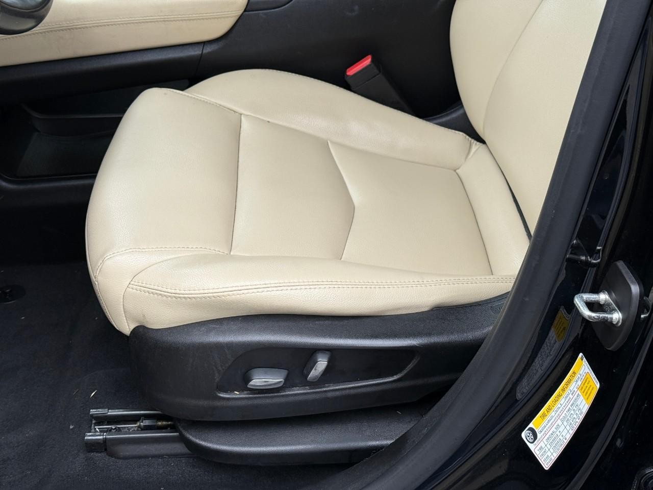 Cadillac XT5 Vehicle Full-screen Gallery Image 17