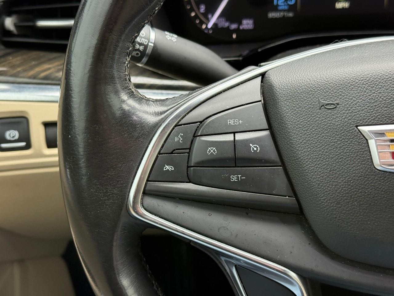 Cadillac XT5 Vehicle Full-screen Gallery Image 19