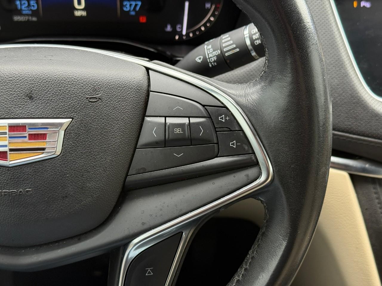 Cadillac XT5 Vehicle Full-screen Gallery Image 20