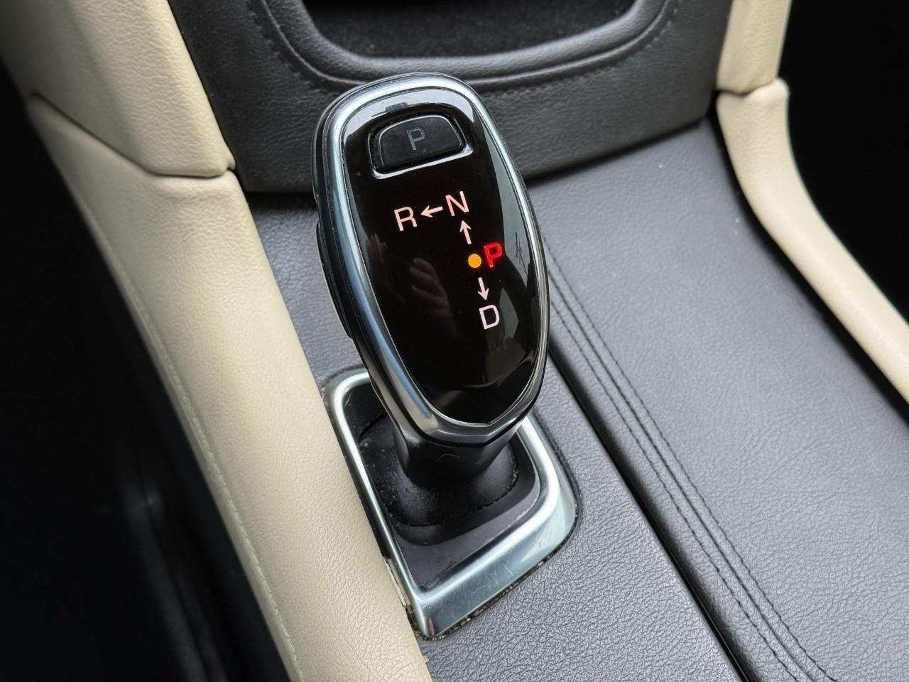 Cadillac XT5 Vehicle Full-screen Gallery Image 22