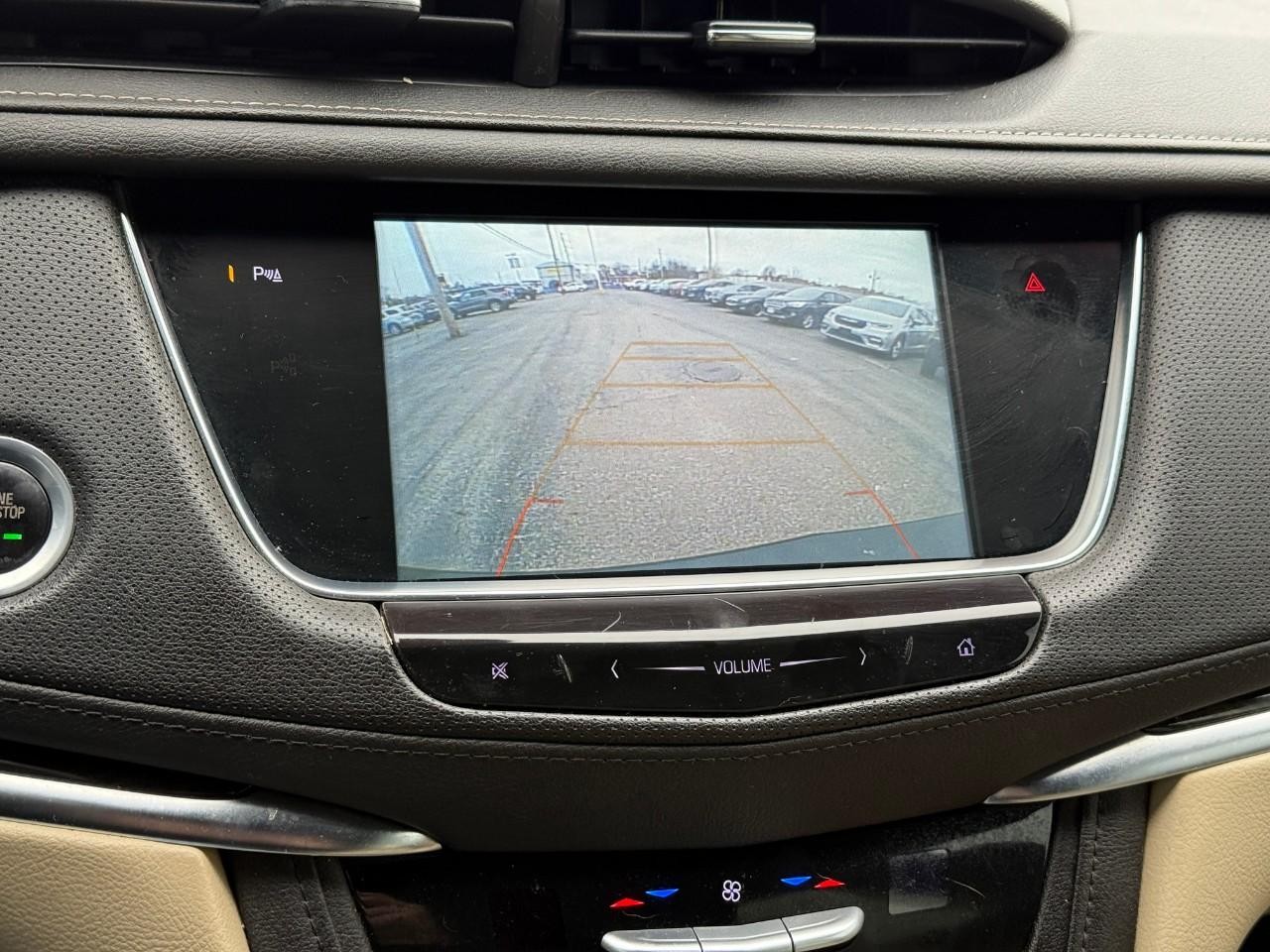 Cadillac XT5 Vehicle Full-screen Gallery Image 23