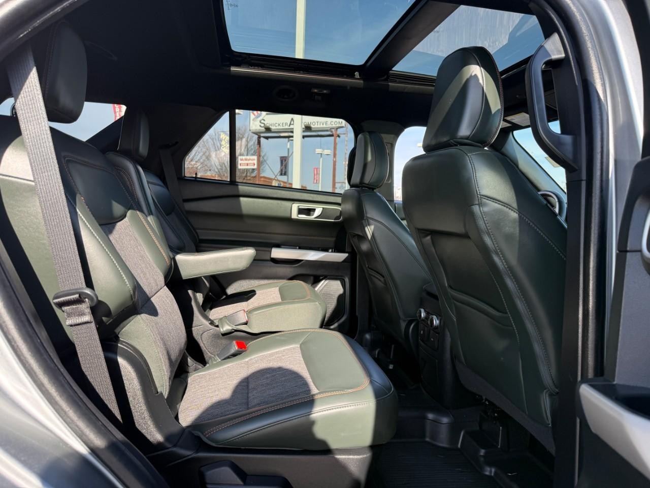 Ford Explorer Vehicle Full-screen Gallery Image 07