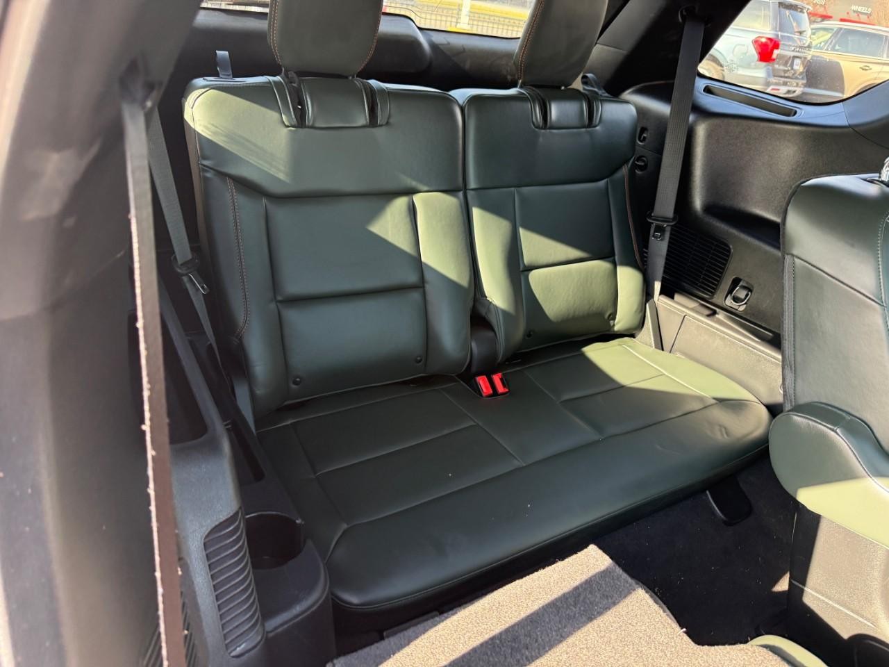 Ford Explorer Vehicle Full-screen Gallery Image 08