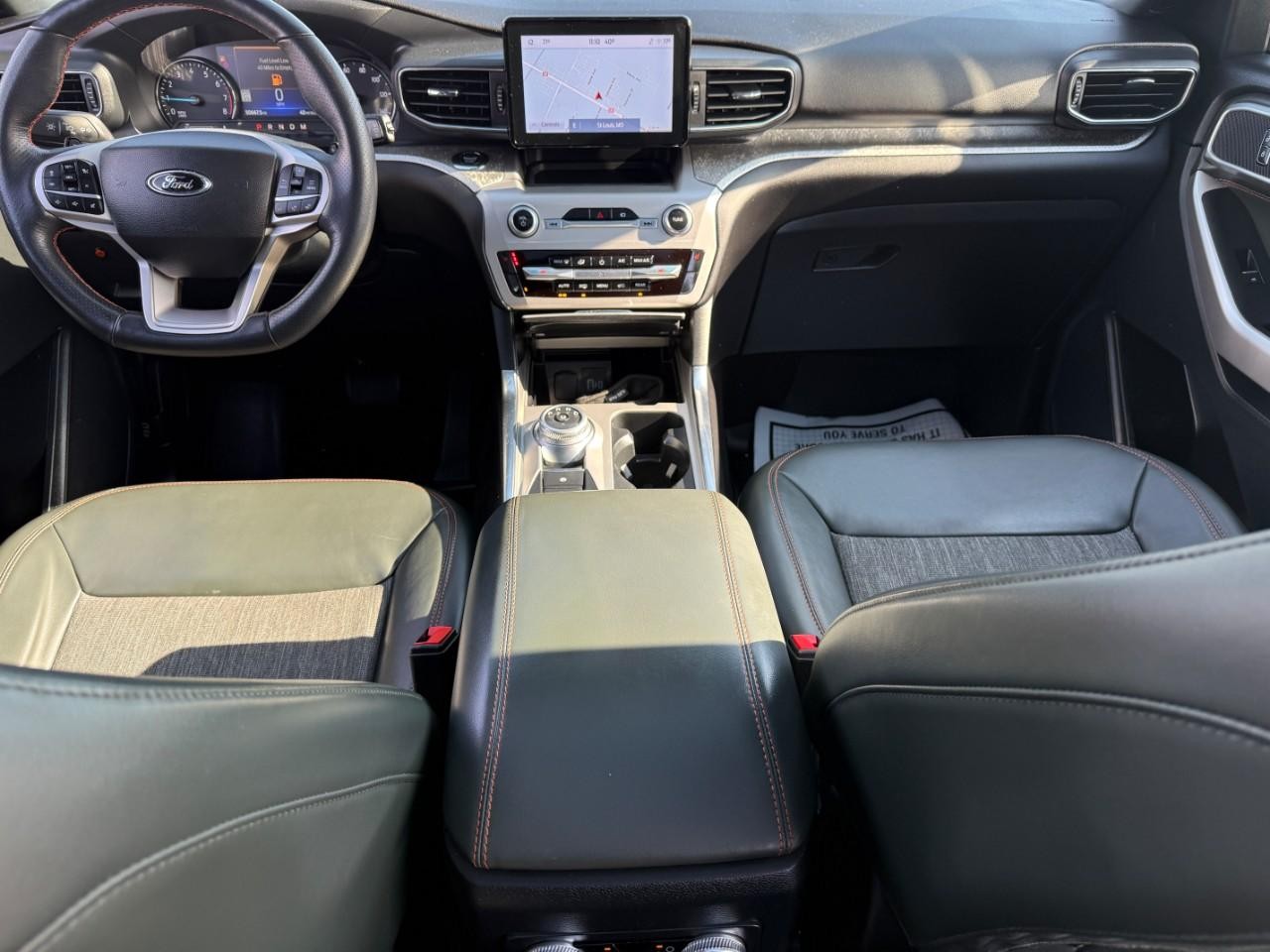 Ford Explorer Vehicle Full-screen Gallery Image 09