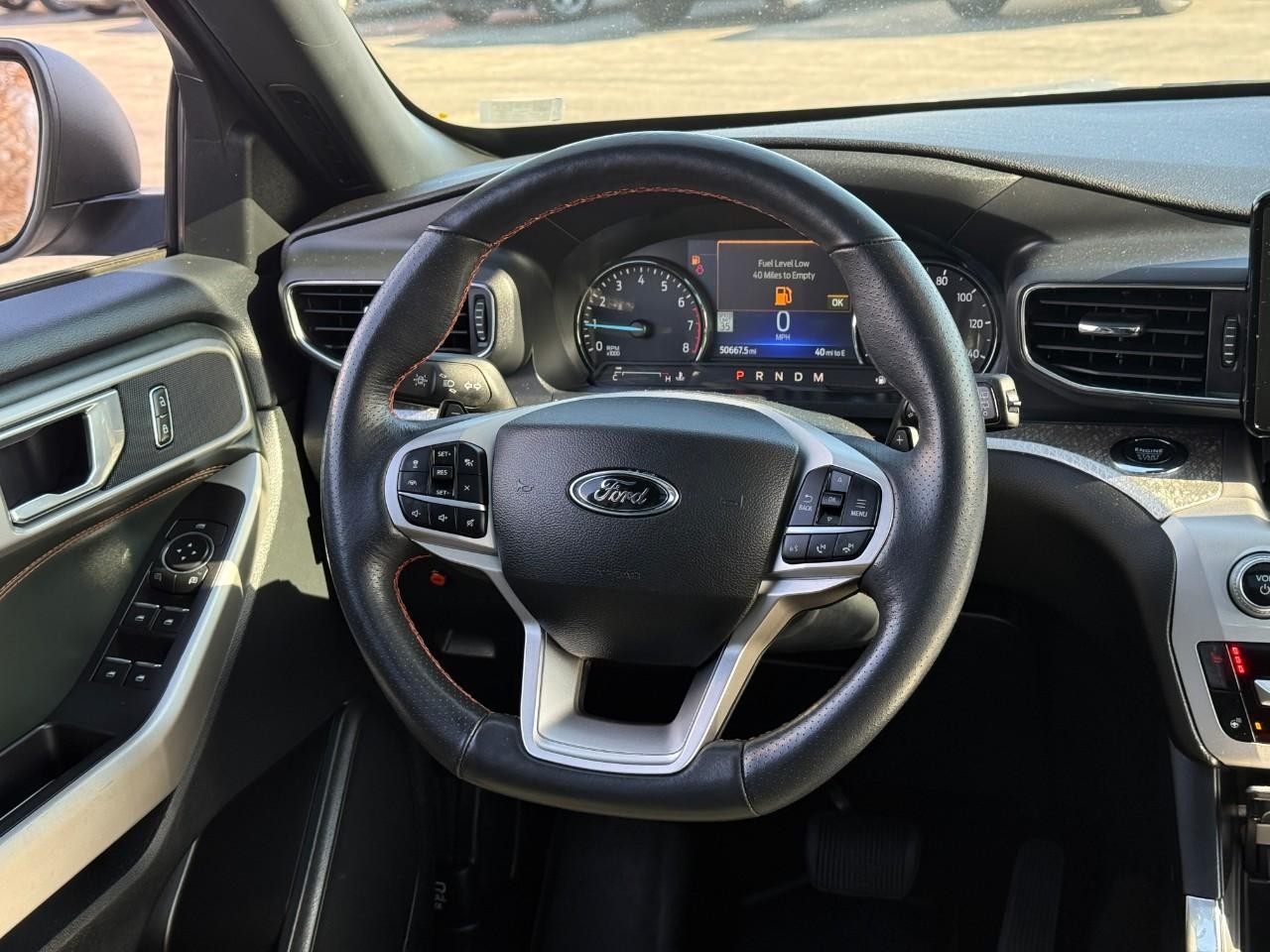 Ford Explorer Vehicle Full-screen Gallery Image 10